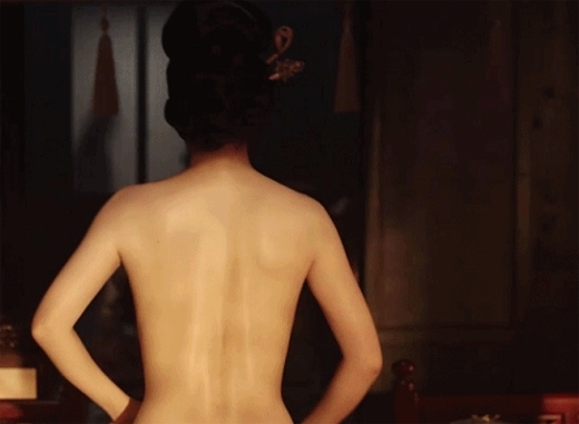 한지민, 속옷 실종? 화나있는 '등근육' 눈길 