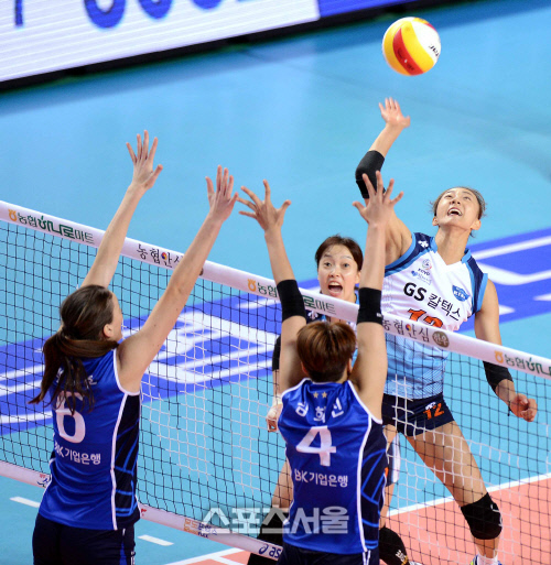 [SS포토]틈새를 파고들며 공격하는 한송이