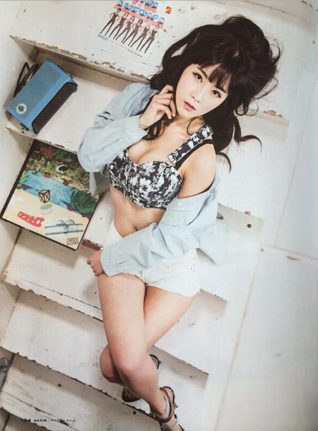 조현영, 계단 위에 누워 역대급 파격 포즈…'수위가 19금'