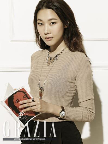 스와로브스키 모델 한혜진, 풍성한 볼륨감 속 속옷 노출로 '男心 공략'