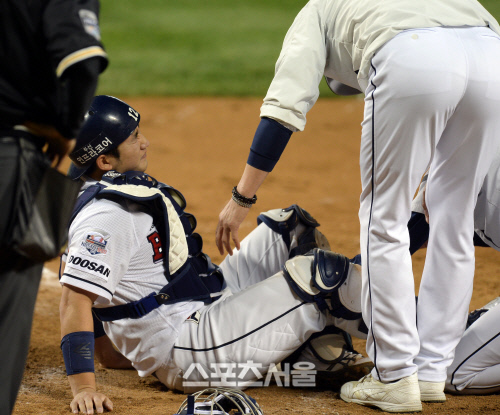 [SS포토] 타구 맞고 고통스러워하는 최재훈