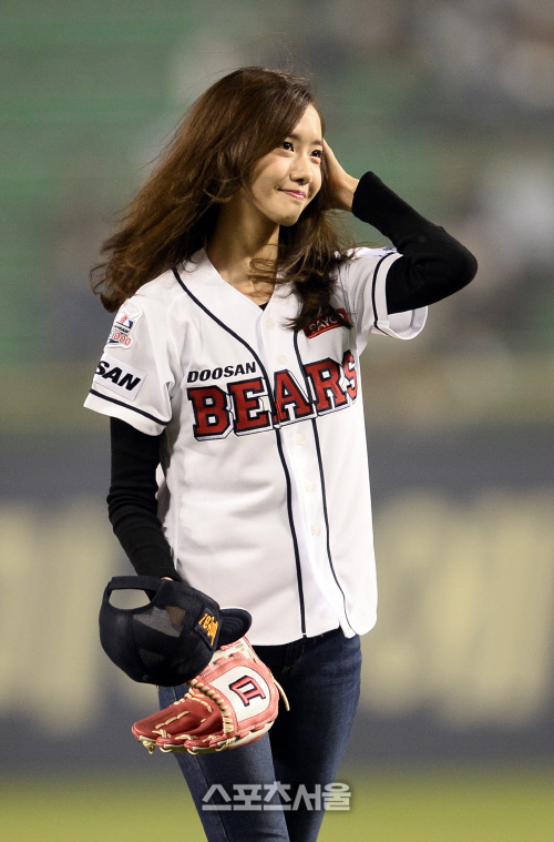 [SS포토]시구 마치고 우아하게 머리를 쓸어넘기는 윤아