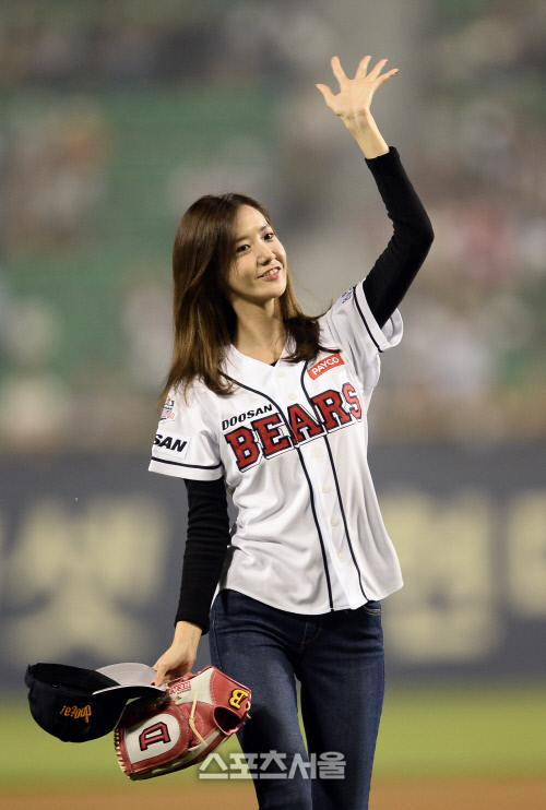 [SS포토]소녀시대 윤아, \'시구 잘 끝냈어요!\'