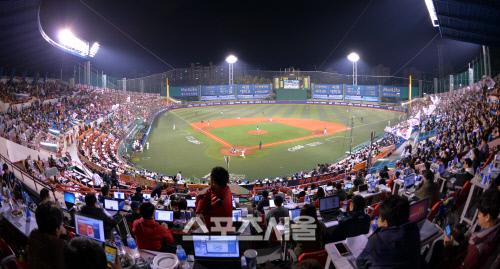 [SS포토]목동구장 취재진의 열기, 마지막이 될지도....
