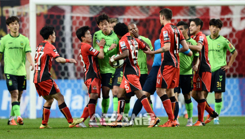 [SS포토]FC서울-전북, 신경전 벌이는 양 팀 선수들