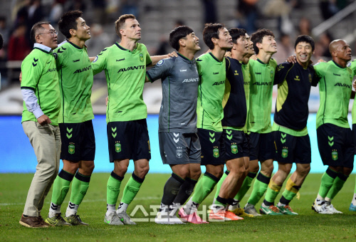 [SS포토]전북 현대 선수들 격려하는 정의선 현대자동차 부회장