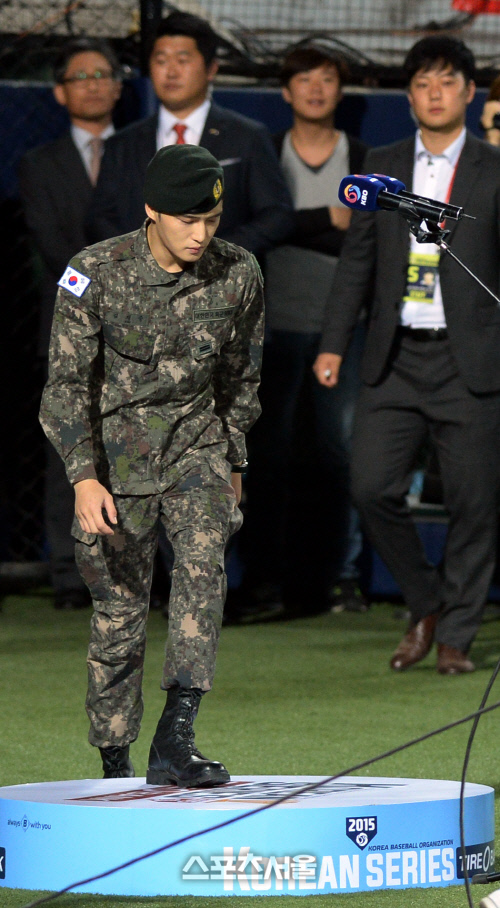 [SS포토] 한국시리즈의 김재중, 보무도 당당하게?