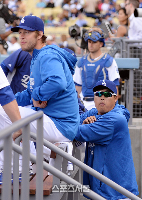[SS포토] 류현진 \'커쇼가 얼른 완쾌해야 하는데\'