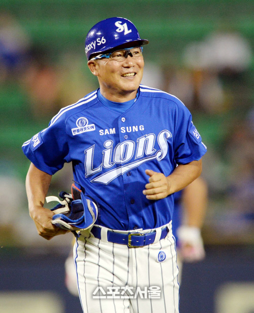 [SS포토]삼성 김평호 코치, 박석민은 그라운드 개그맨 맞네