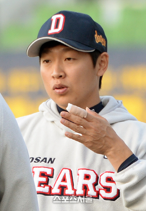 [SS포토] 손가락 붕대 감은 정수빈, 한국시리즈는 어찌할꼬?