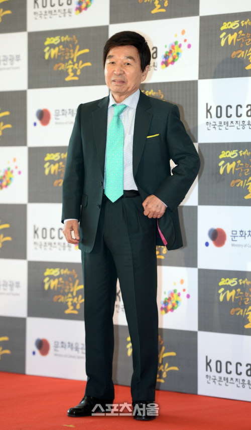 [SS포토]가수 남일해, \'훈장 받으러 왔습니다!\'