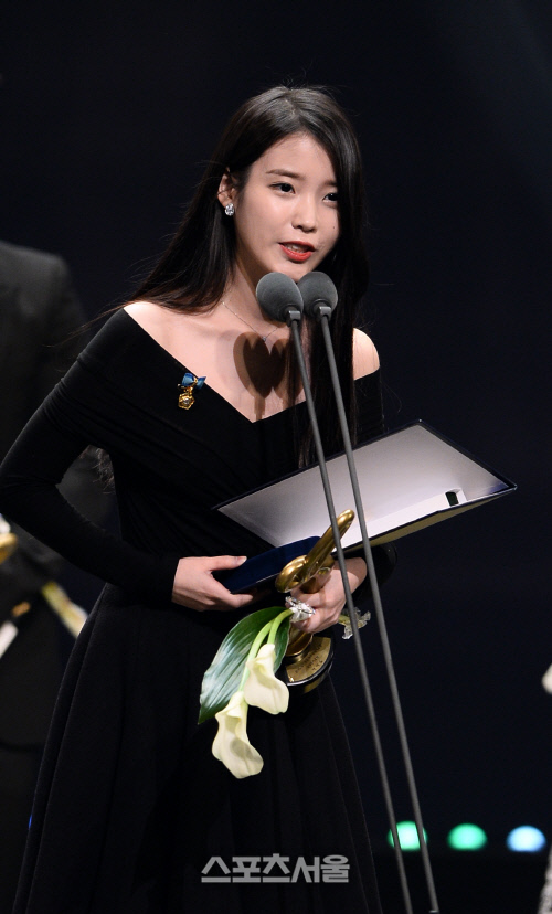 [SS포토]수상 소감 밝히는 아이유, \'앞으로 더 좋은 노래, 연기로!\'