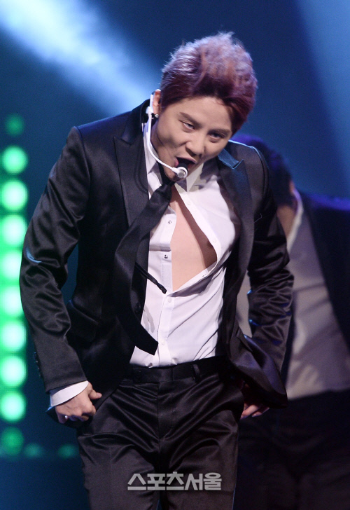 [SS포토]셔츠 단추 풀어진 JYJ 준수, 야성미가 철철!