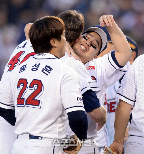 [SS포토]유희관을 껴안으며 우승을 감격을 나누는 니퍼트