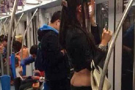 [B급 통신] 속옷 반쯤 걸친 채…길거리 민폐녀 눈살 