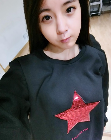 [★SNS] 조현영, 노출 없어도 감출 수 없는 특급 볼륨감 '앙 다문 입술'