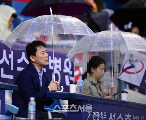 [SS포토]비를 맞으며 경기를 보는 이장석 넥센대표, \'비맞고 있어요\'