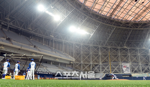 [SS포토]프리미어12 대표팀의 고척돔 첫 훈련