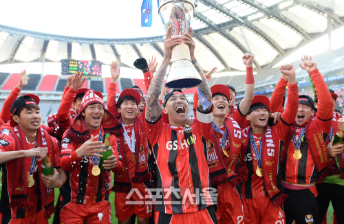 [SS포토]우승컵 들어올리는 FC서울 차두리, \'우리가 챔피언!\'