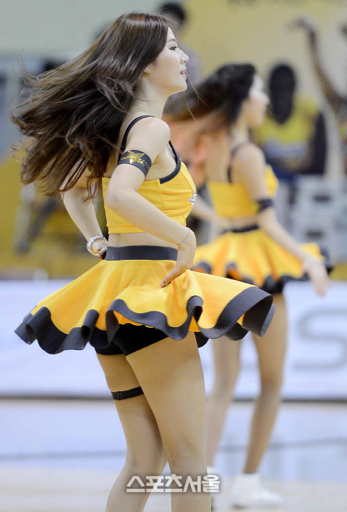 [SS포토]튼실한 허벅지가 매력적인  KB 치어리더