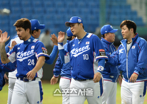 [SS포토] \'프리미어 12\' 독기 품은 대표팀, 도미니카에 10-1 대승!