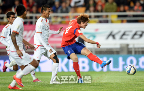 [SS포토]원톱 선발 출전한 황의조(한국-미얀마)