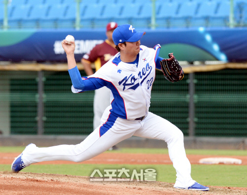 [SS포토] \'프리미어 12\' 우규민, 손등 부상 우려 지우는 호투!