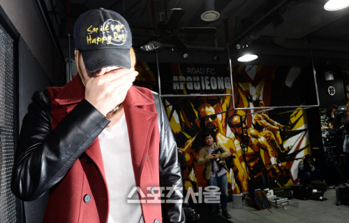 [SS포토]사기혐의 최홍만 기자회견, 얼굴 들기가...