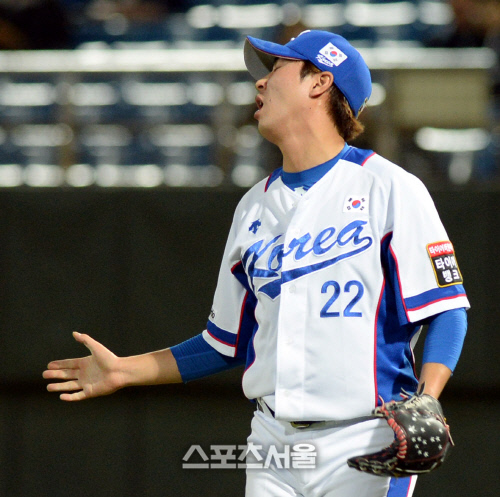 [SS포토] \'프리미어 12\' 우규민, 어이없는 2루심 판정에 그만...