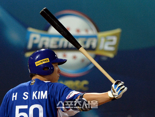 [SS포토] \'국가대표\' 김현수, 프리미어 12에 해외진출 길을 묻다?