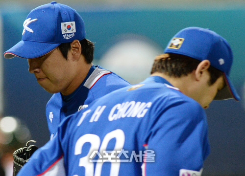 [SS포토] \'프리미어 12\' 차우찬과 정대현, 필승조 임무 교대!