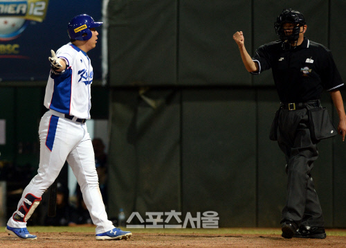 [SS포토] \'프리미어 12\' 김현수, 주심이 말도 안돼~!