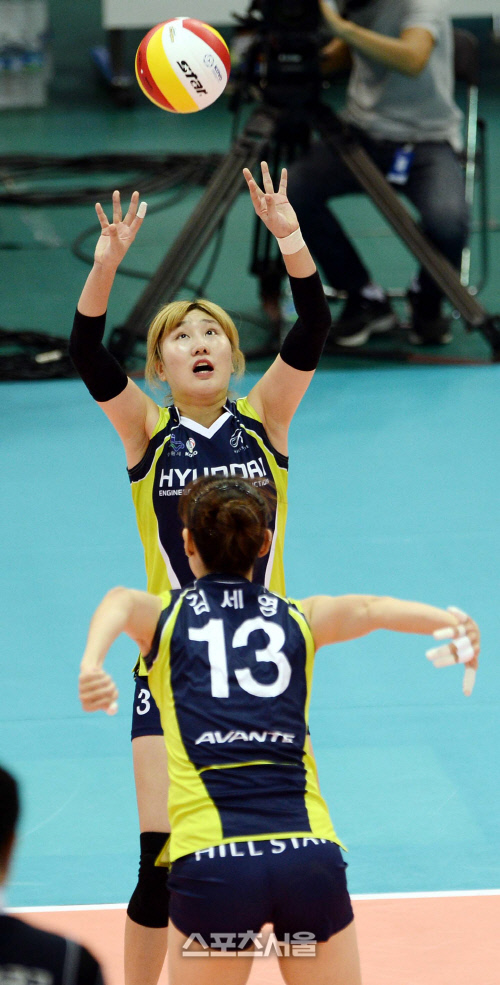 [SS포토]현대건설 염혜선, 세영 언니 준비하고