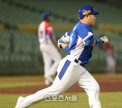 [SS포토] \'프리미어 12\' 양의지, 쿠바 추격 따돌리는 8회 홈런포!