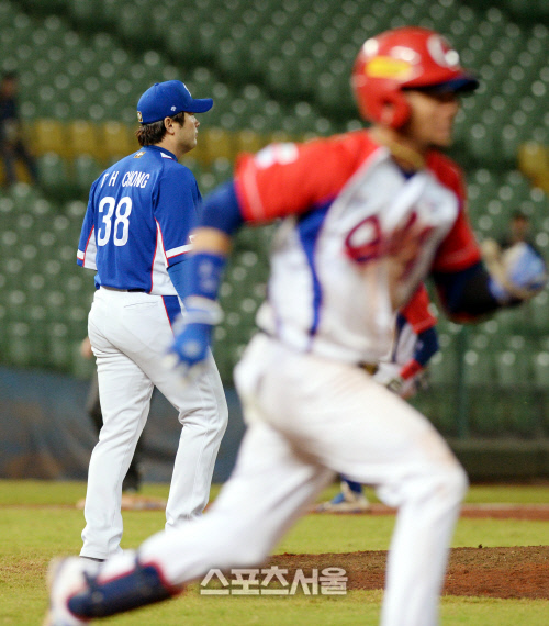 [SS포토] 베이징 올림픽 병살의 구리엘, 정대현에게 다시 땅볼 굴욕!