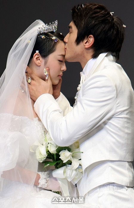 설리, 웨딩드레스 입고 단아한 매력 발산…이마에 입맞추는 이는 최시원?