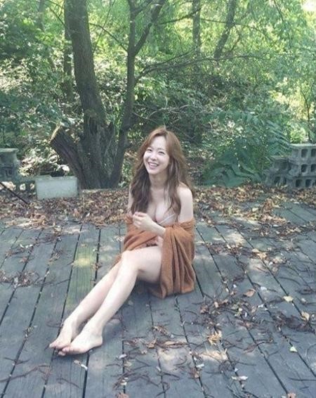 손흥민 열애 유소영, 속옷만 입은 채 길거리서 '특급 볼륨감' 자랑