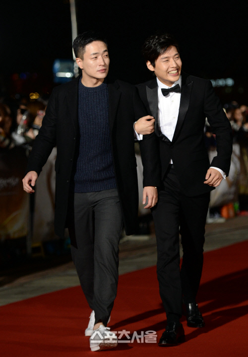 [SS포토] \'스물\' 강하늘, 이병헌 감독 팔짱을 끼고