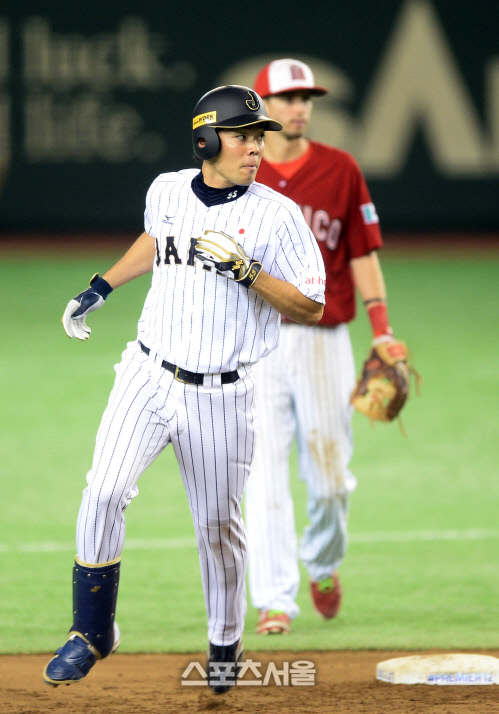 [SS포토]7회말 투런 일본 아키야마, \'경기 끝난거죠?\'