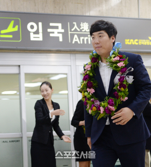 [SS포토] \'프리미어 12\' 김현수 귀국, MLB 진출 고민에 덤덤한 표정?