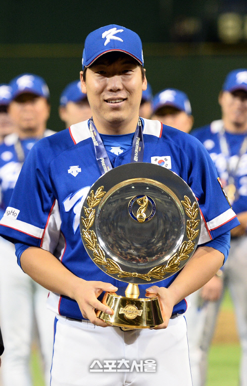 [SS포토]김현수, \'프리미어12 MVP 먹었어요!\'