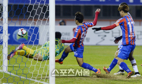 [SS포토] 수원 FC 김재웅, 서울 이랜드 격침시키는 동점골!
