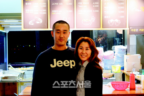 수철이네 왕새우 튀김 민준홍 대표 부부