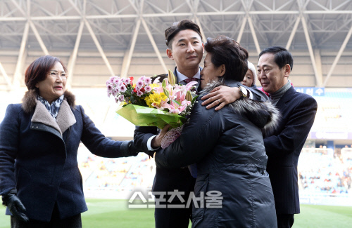 [SS포토]이천수 은퇴식, 가족과 포옹을...