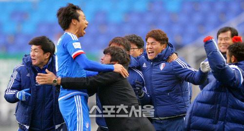 왼발의 마술사 염기훈, 서정원 감독에 안겨 [SS포토]