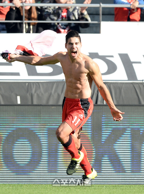 [SS포토]세 번째 골 FC서울 몰리나, \'경고 받아도 좋아!\'