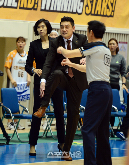 [SS포토] 서동철 감독 \'발로 찼단 말이예요\'