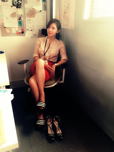 하지원, 삼선 슬리퍼로도 빛나는 아찔한 각선미 '후광 비치는 미모'