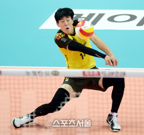 [SS포토]OK저축은행 송희채, 오늘 서브 리시브는 내가 다하는 듯