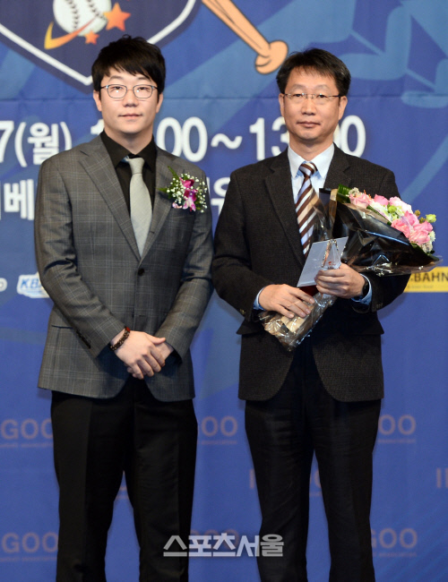 [SS포토]삼성 차우찬, 일구상 최고투수상 안현호 단장 대리수상